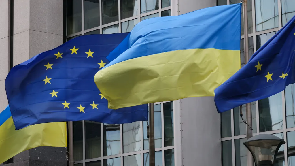 Vlajky EU a Ukrajiny před budovou Evropského parlamentu v Bruselu