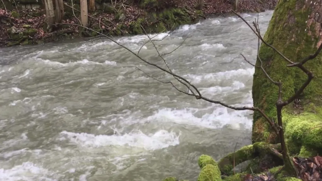 Teplé počasí a deště zvedají hladiny řek