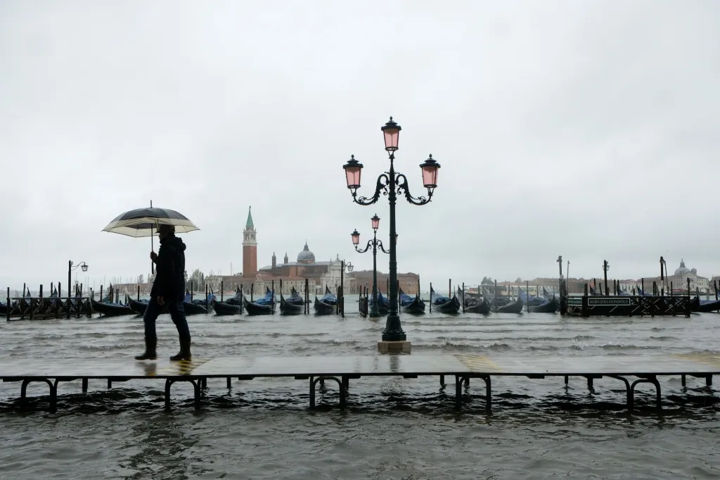 Vysoká voda je benátský fenomén. Během půlky listopadu předpovědi varují před zvýšením hladiny až o 175 centimetrů, v tom případě už hrozí extrémně vysoká hladina vody