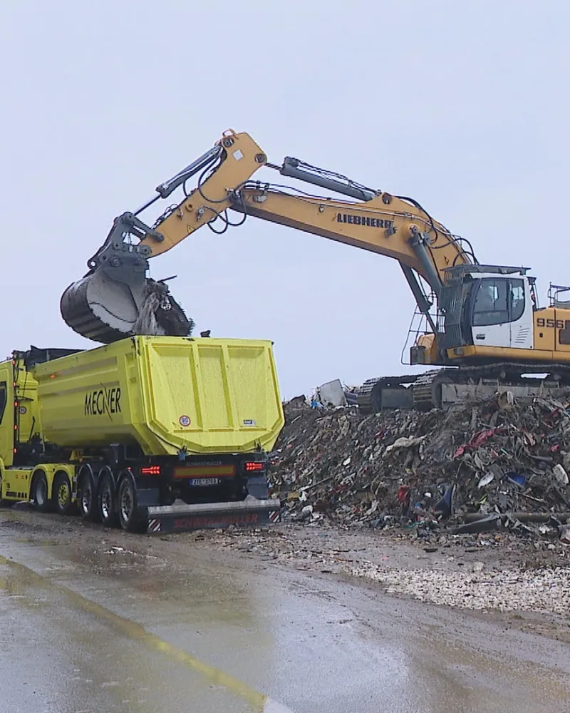 Koberce či dětské boby. Z Jesenicka se zpožděním mizí odpad z povodní