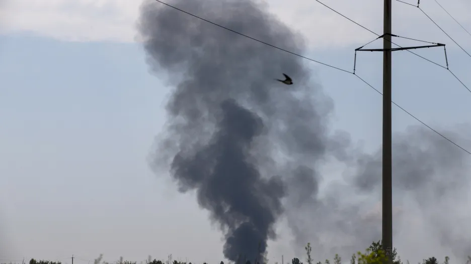 Černý dým stoupá ze sestřelené ukrajinské helikoptéry u Slavjansku