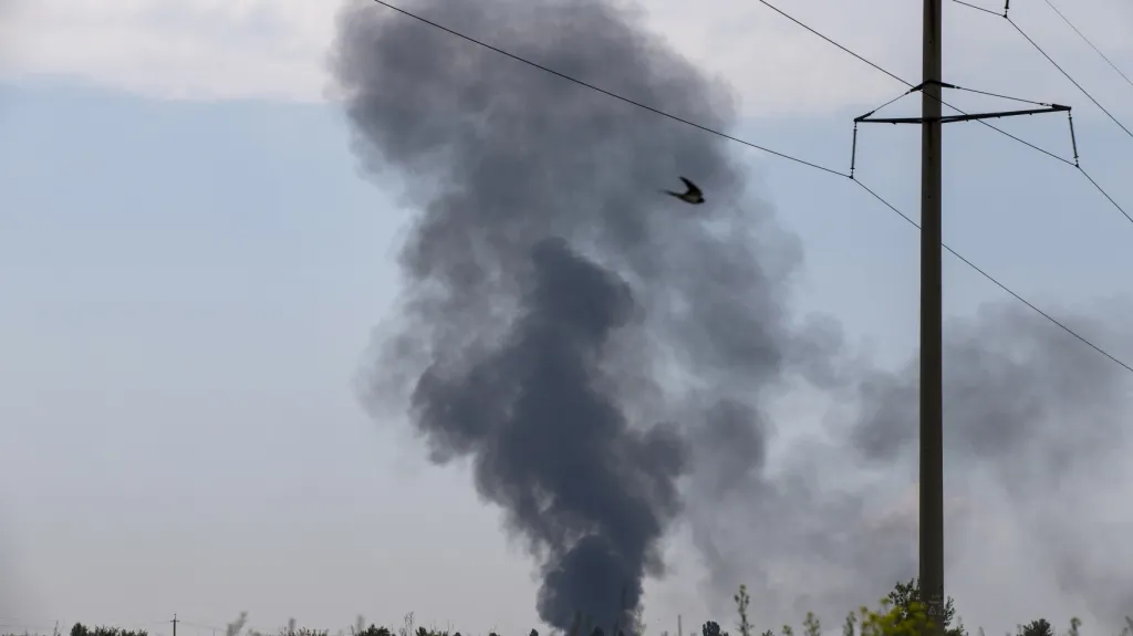 Černý dým stoupá ze sestřelené ukrajinské helikoptéry u Slavjansku