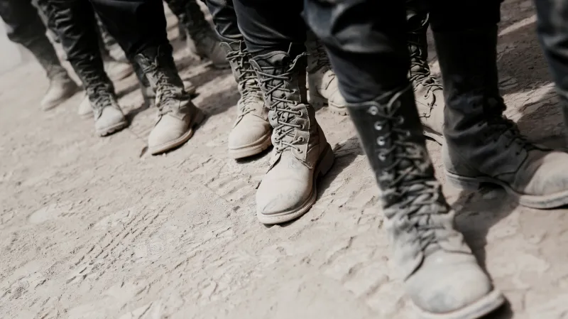 Boty guatemalských policistů od sopečného popela