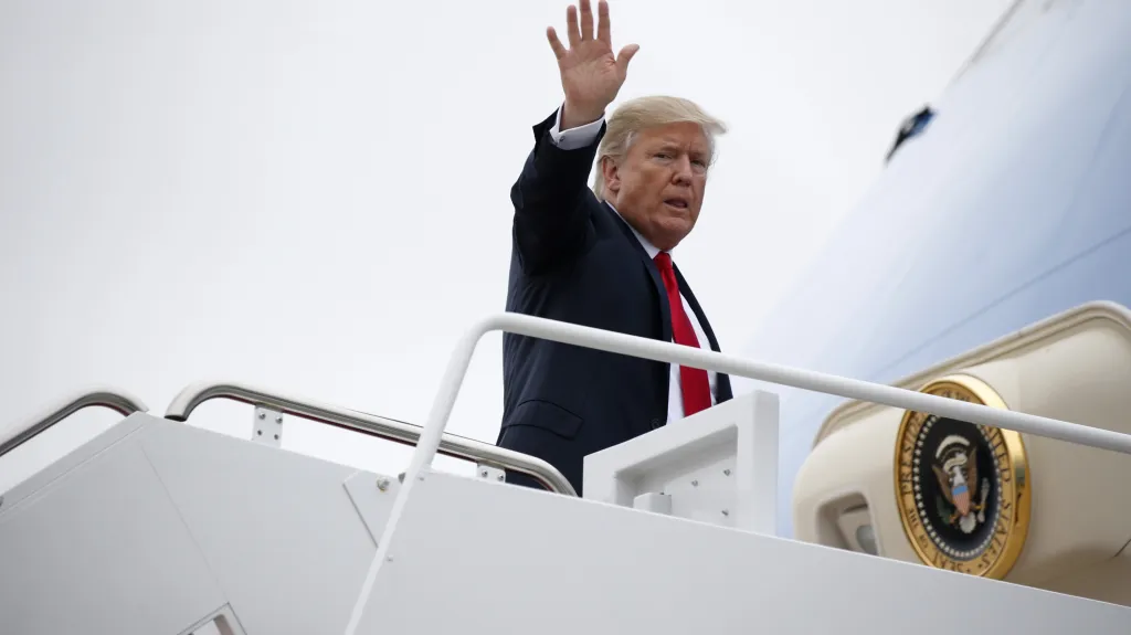 Trump míří na palubu prezidentského speciálu Air Force One