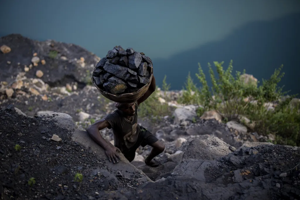 Situace dělníků pracujících v uhelném průmyslu poblíž Dhanbádu, města ve východní Indii ve státě Džhárkhand není přívětivá. Těžká manuální práce má za následek řadu závažných onemocnění. Dělníci stojí i na pomyslném ekonomickém a sociálním konci