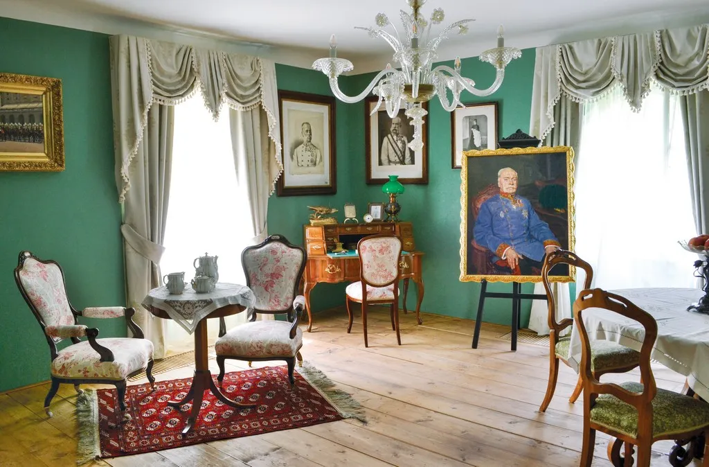 Hlavní budova zámku Veltrusy musela projít obnovou po povodních. Restaurováním a konzervací prošlo bezmála 2000 položek mobiliáře