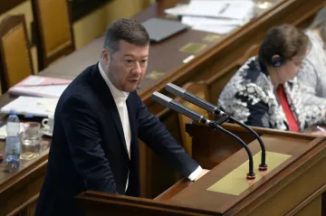 Sněmovní schůzi uvedla hádka kvůli uprchlíkům z Řecka. Jednání o referendu poslanci odložili