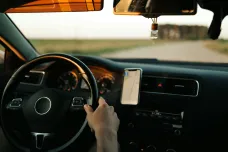 Karlovarská policie stíhá kvůli podvodům s řidičáky už 32 lidí
