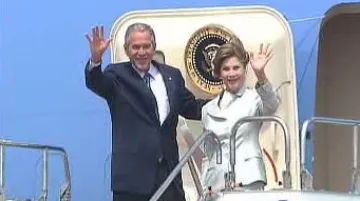 George Bush s manželkou Laurou