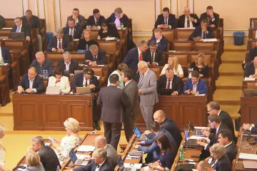 Poslanci schválili schodek 300 miliard korun i prodlouženou pomoc pro OSVČ