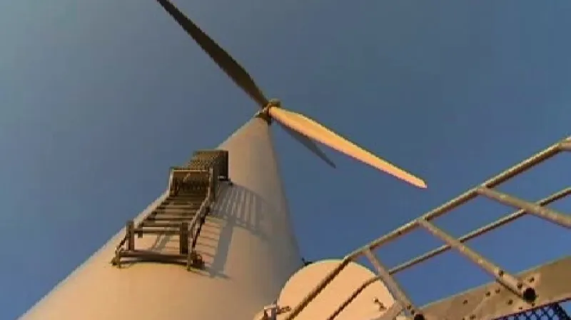 Jeden z větrníků, které rostou na černomořském pobřeží.