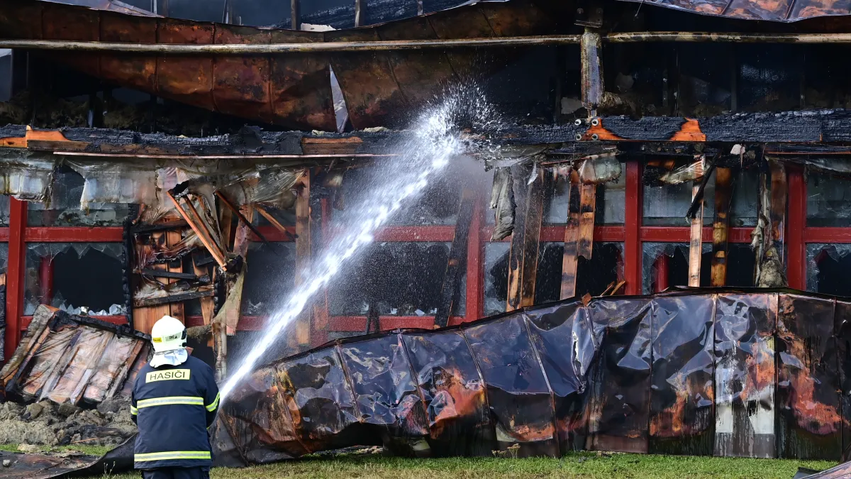 ▶ Firefighters brought the fire in Český Krumlov under control — ČT24 — Czech Television