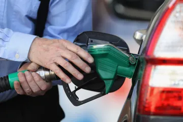 Pohonné hmoty v Česku zdražily o další zhruba dvacetník. Ropa přitom na světovém trhu zlevňuje