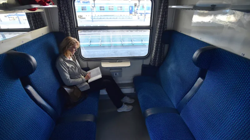 Modernizovaný vůz pro rychlíky Praha – Budějovice: Místo koženky mikroplyš
