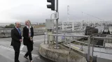 Ministři vnitra Francie a Británie Bernard Cazeneuve a Theresa Mayová u eurotunelu