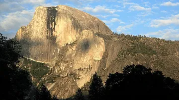 Yosemitský národní park - žulový útvar zvaný Half Dome