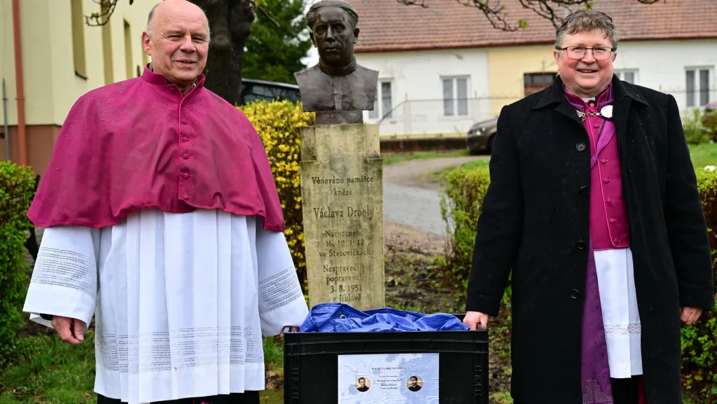 Vyzvednutí a ohledání ostatků kněze Václava Drboly