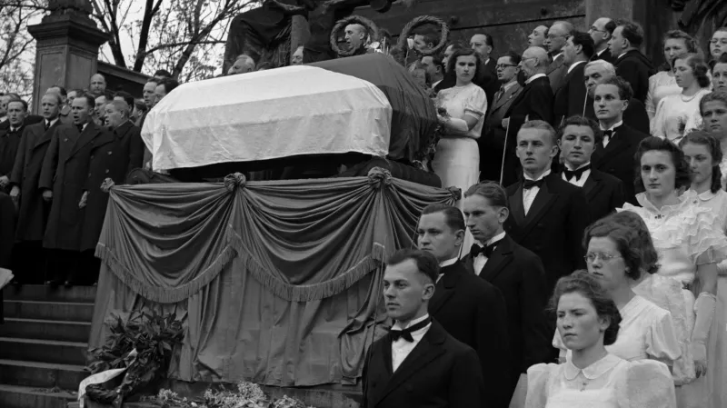 Rakev s ostatky Karla Hynka Máchy na Vyšehradě