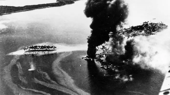 Zasažené japonské cíle na ostrově Tanambogo 7. srpna 1942 v první den invaze bitvy o Guadalcanal.