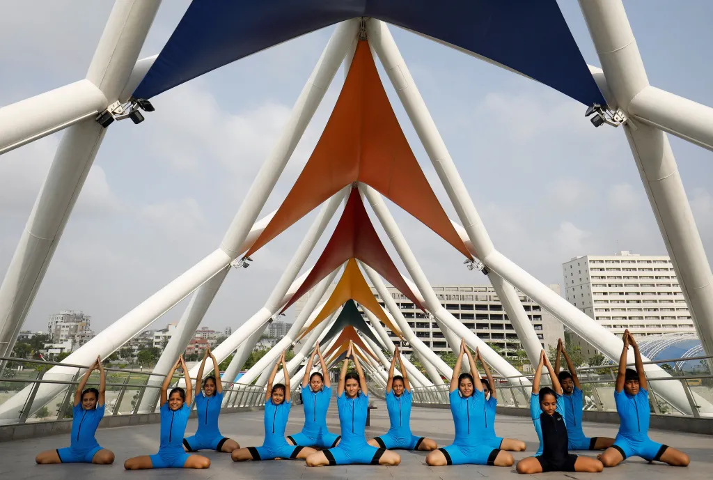 Cvičenci kopírují rukama tvar mostu v indickém Ahmedábádu