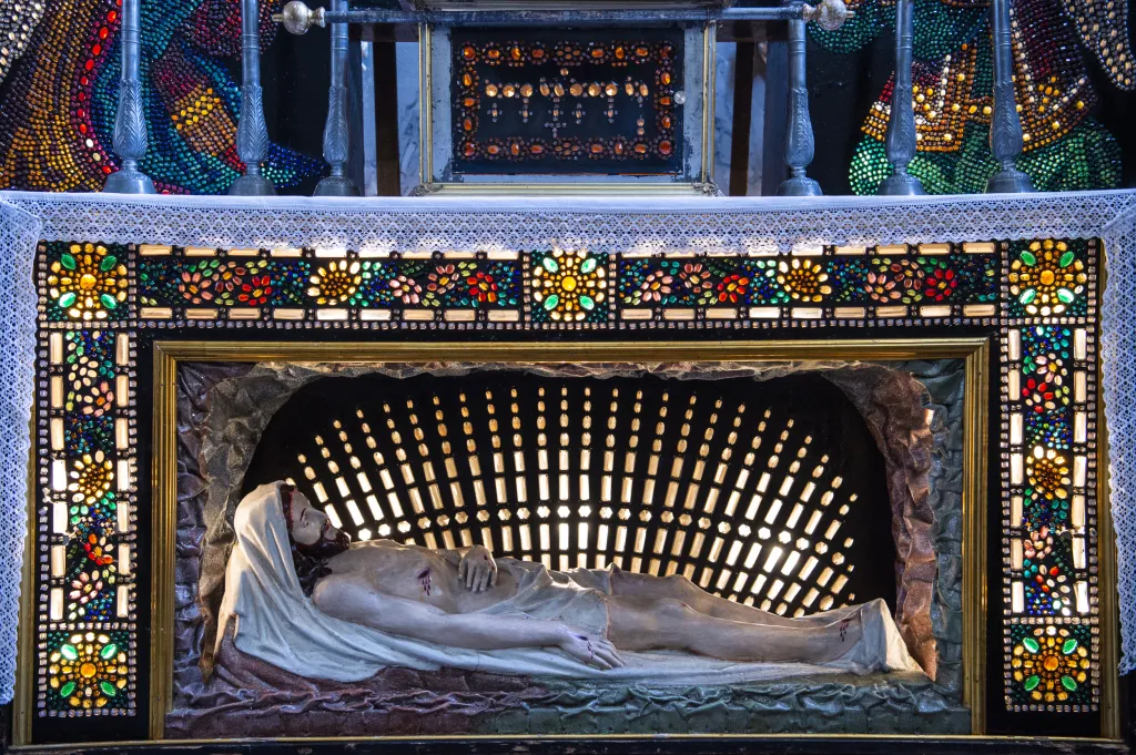 Boží hroby byly různě velké, doudlebský měří asi čtyři metry. Staví ho od roku 1883, kdy ho koupil farář František Kuliš. Přes rok je složený v dřevěných bednách ve zpovědní místnosti, aby se nepoškodil. Většinou se stavěl v týdnu mezi Květnou nedělí a Velkým pátkem. Dřív to dělal kostelník s pomocníky, před časem převzal tradici Šimánek s přáteli