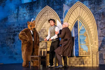 Pes baskervillský vyje pod plzeňským nebem hrůzně i s humorem