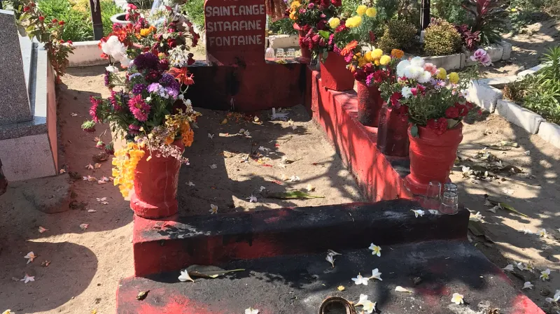 Sitaranův hrob ve městě Saint-Pierre