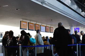 Kvůli digitálním kontrolám čekají někteří cestující na letištích až dvě hodiny