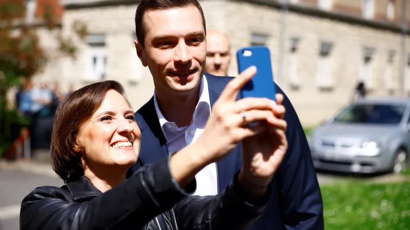 Šéf RN Jordan Bardella se svou stoupenkyní