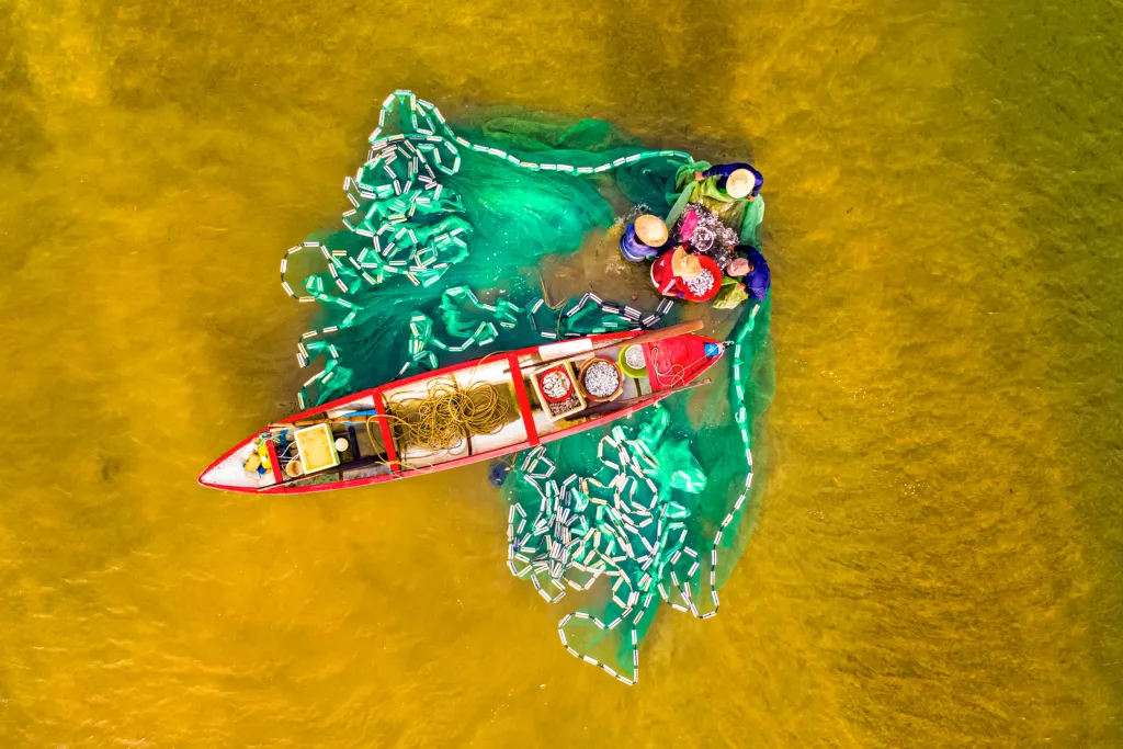 Letecký pohled na rybáře v ústí řeky v provincii Quang Ngai ve střední části Vietnamu