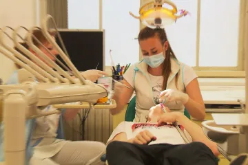 Po obroučkách by pojišťovny mohly přestat hradit dospělým i rovnátka. ČSSD to považuje za porušení koaliční dohody