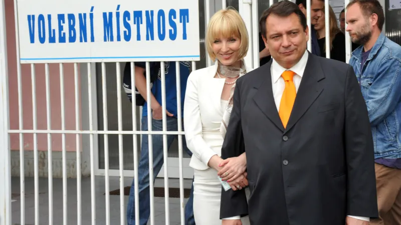 Bývalý premiér Jiří Paroubek s novou manželkou Petrou Kováčovou