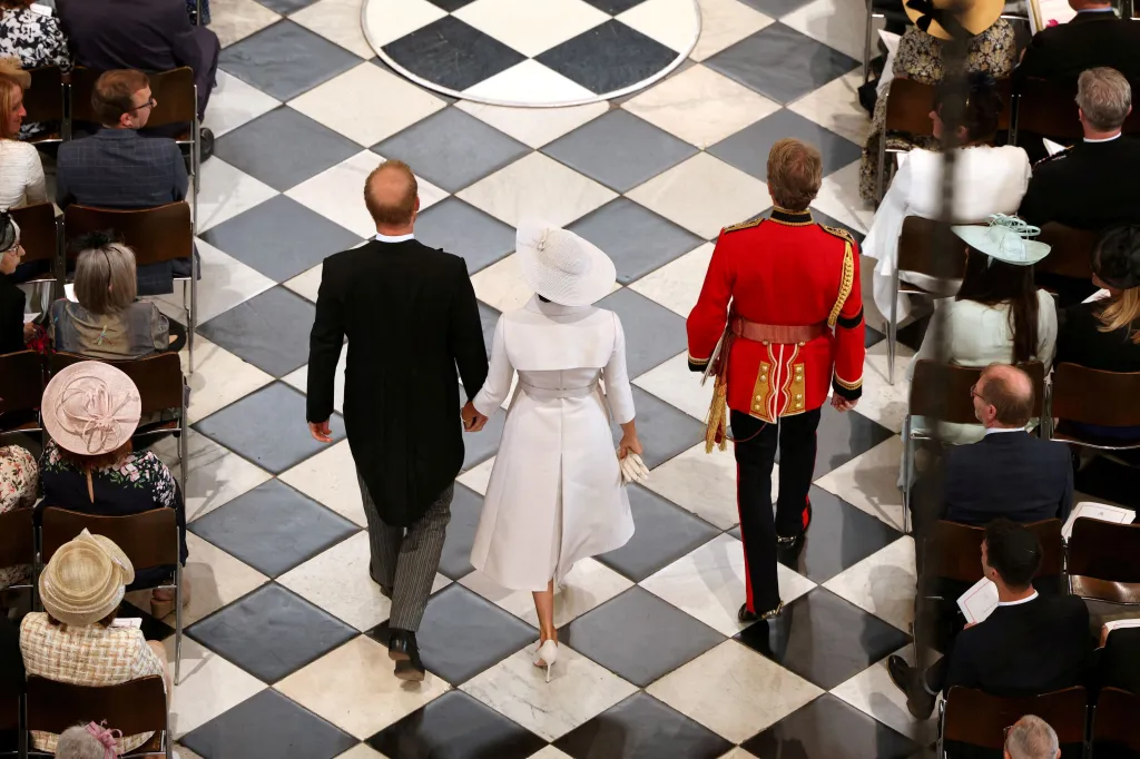 Vévoda a vévodkyně ze Sussexu přiletěli do Londýna ze Spojených států, kde se po odchodu z královské rodiny usadili