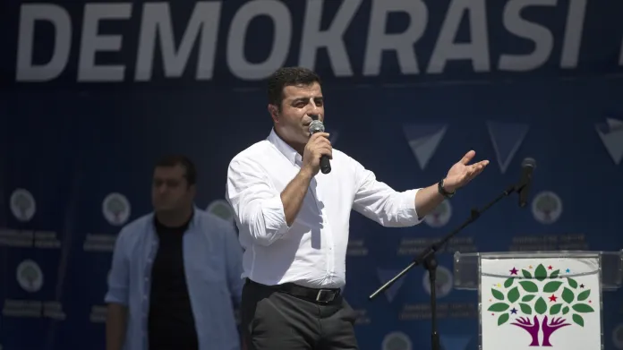 Selahattin Demirtaş při volební kampani
