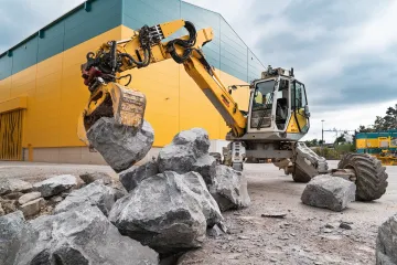 Robotický bagr sám postavil šest metrů vysokou zeď z kamení
