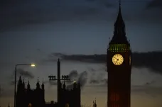 Britský parlament nově zasedne ve středu, údajně se blíží dohoda o vládě