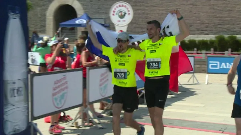 Nevidomý účastník maratonu Ondřej Zmeškal a jeho trasér Lukáš Nožička
