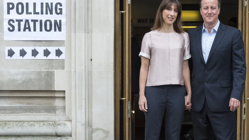 Britský premiér David Cameron s manželkou