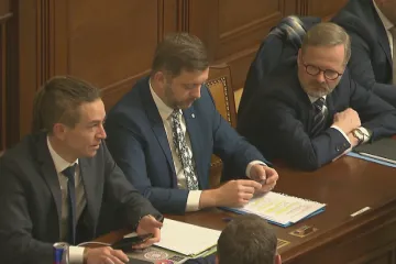 Sněmovna schválila státní rozpočet na příští rok se schodkem 295 miliard