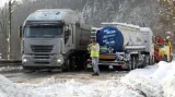 Ve Stráži nad Ohří vyprošťovali převrácený kamion