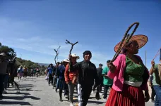Násilné protesty i spory ve vládní straně prohlubují nejistotu před bolivijskými volbami