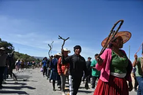 Násilné protesty i spory ve vládní straně prohlubují nejistotu před bolivijskými volbami