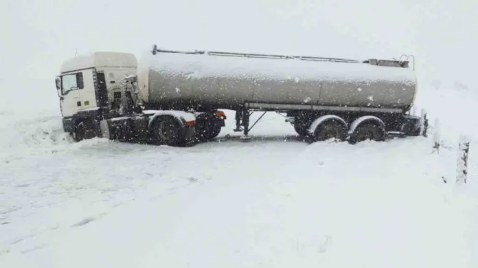 Jihomoravští hasiči museli ze sněhu vyprostit několik vozidel