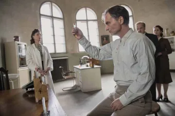 „Nikdy nechtěj dělat zázraky.“ Šarlatána Agnieszky Hollandové představuje trailer