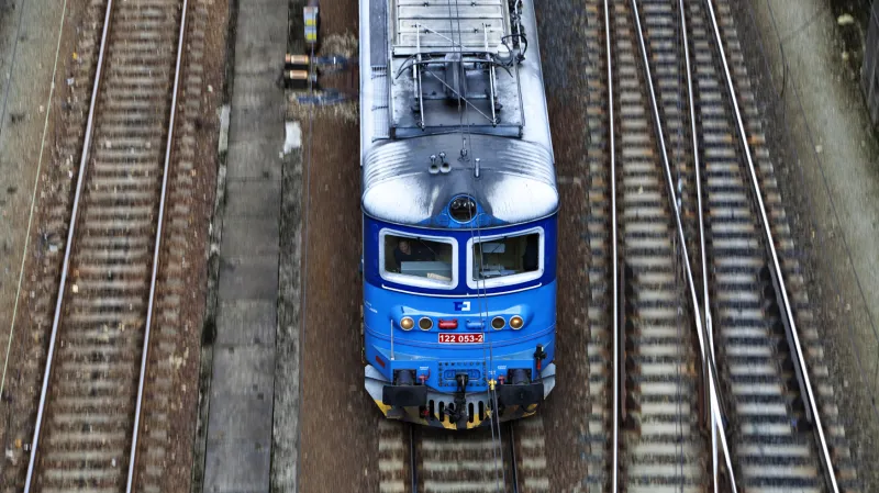 Jejich revírem jsou severní Čechy, jejich vypružení je vražedně tvrdé. Lokomotivy řady 122 slouží v Ústí nad Labem již přes 50 let