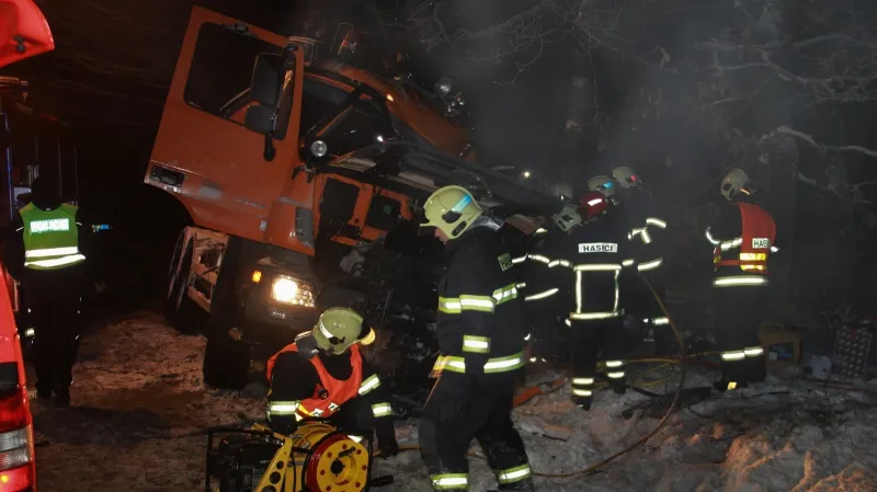 Havarovaný sypač celou noc nikdo neprohlédl