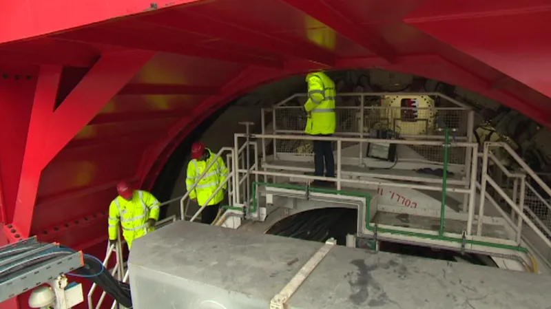 Technici uvnitř razícího štítu