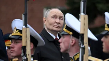 Ruský vládce Vladimir Putin během vojenské přehlídky v Den vítězství