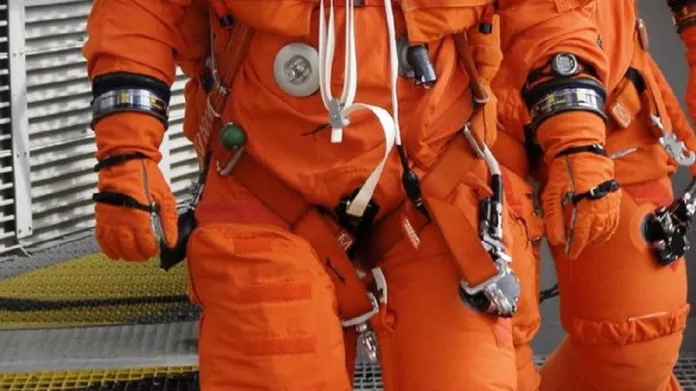 Oranžový skafandr NASA