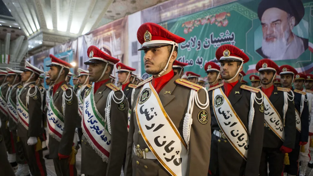 Iránští vojáci si v Chomejního mauzoleu připomínají výročí islámské revoluce
